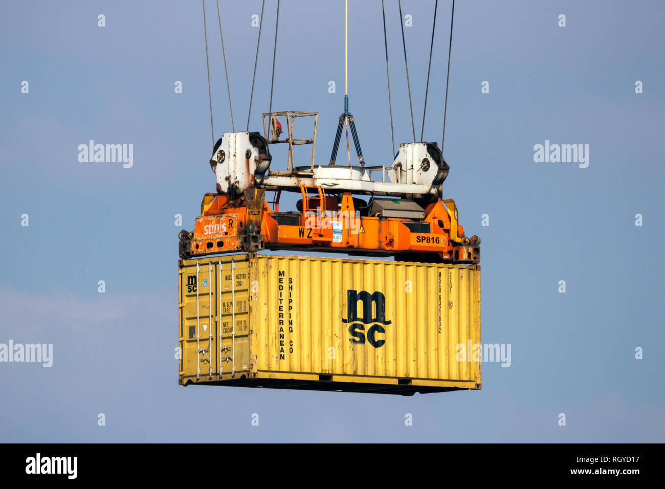 ROTTERDAM - Mar 16, 2016: gruista lo scarico di un contenitore di mare dal carico di una nave nel porto di Rotterdam. Foto Stock