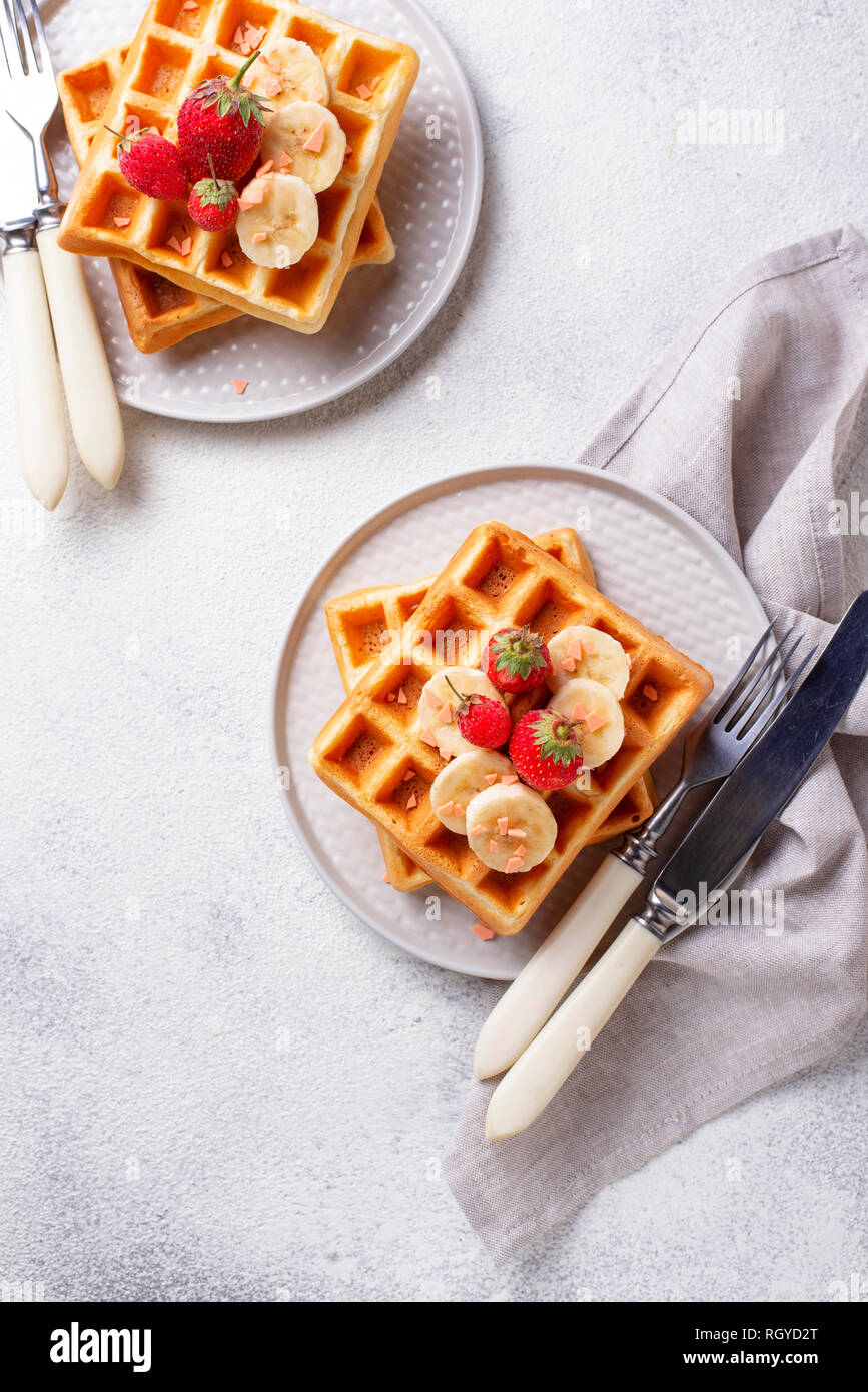 Cialde con fragole e banane Foto Stock