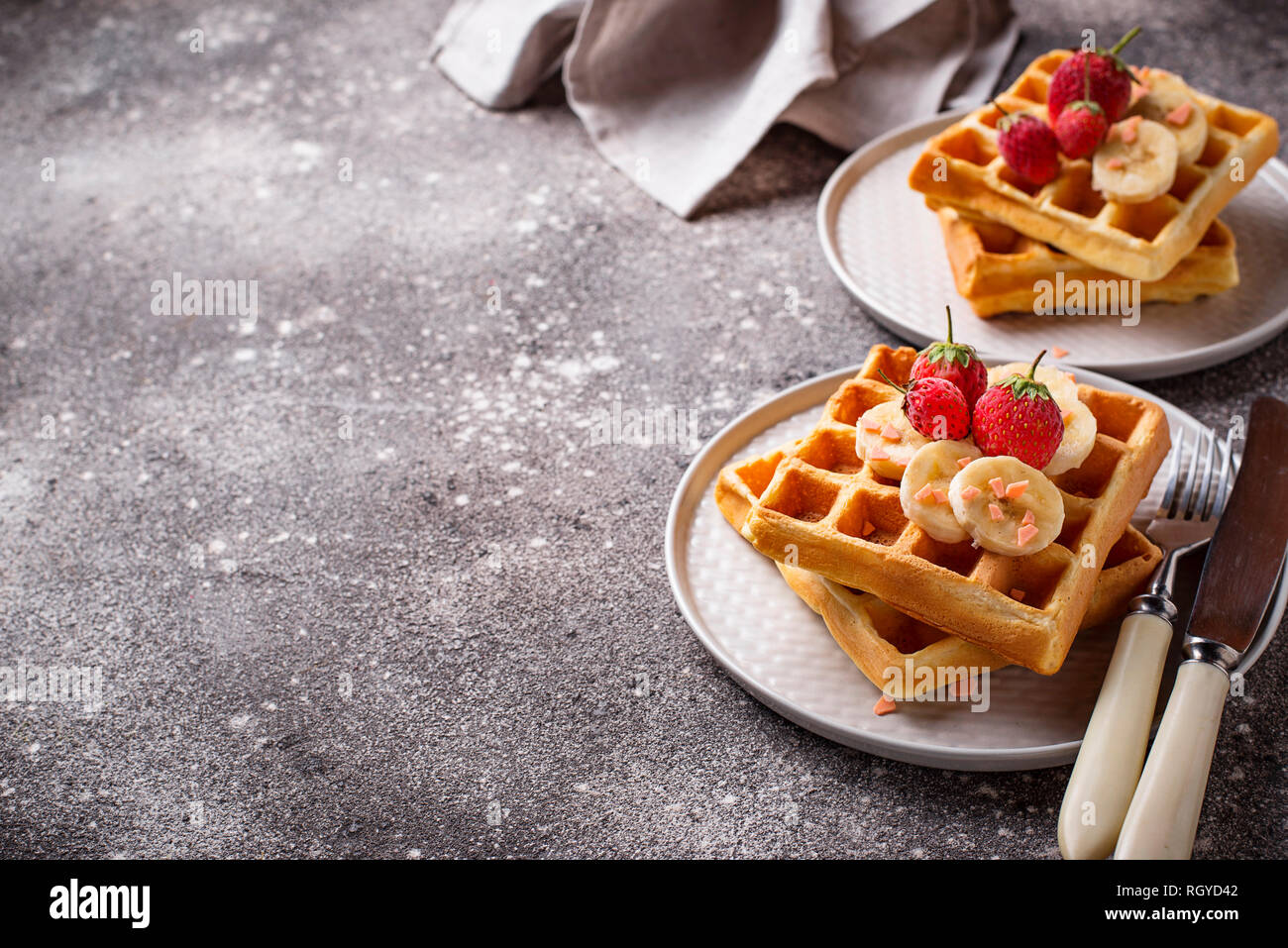 Cialde con fragole e banane Foto Stock