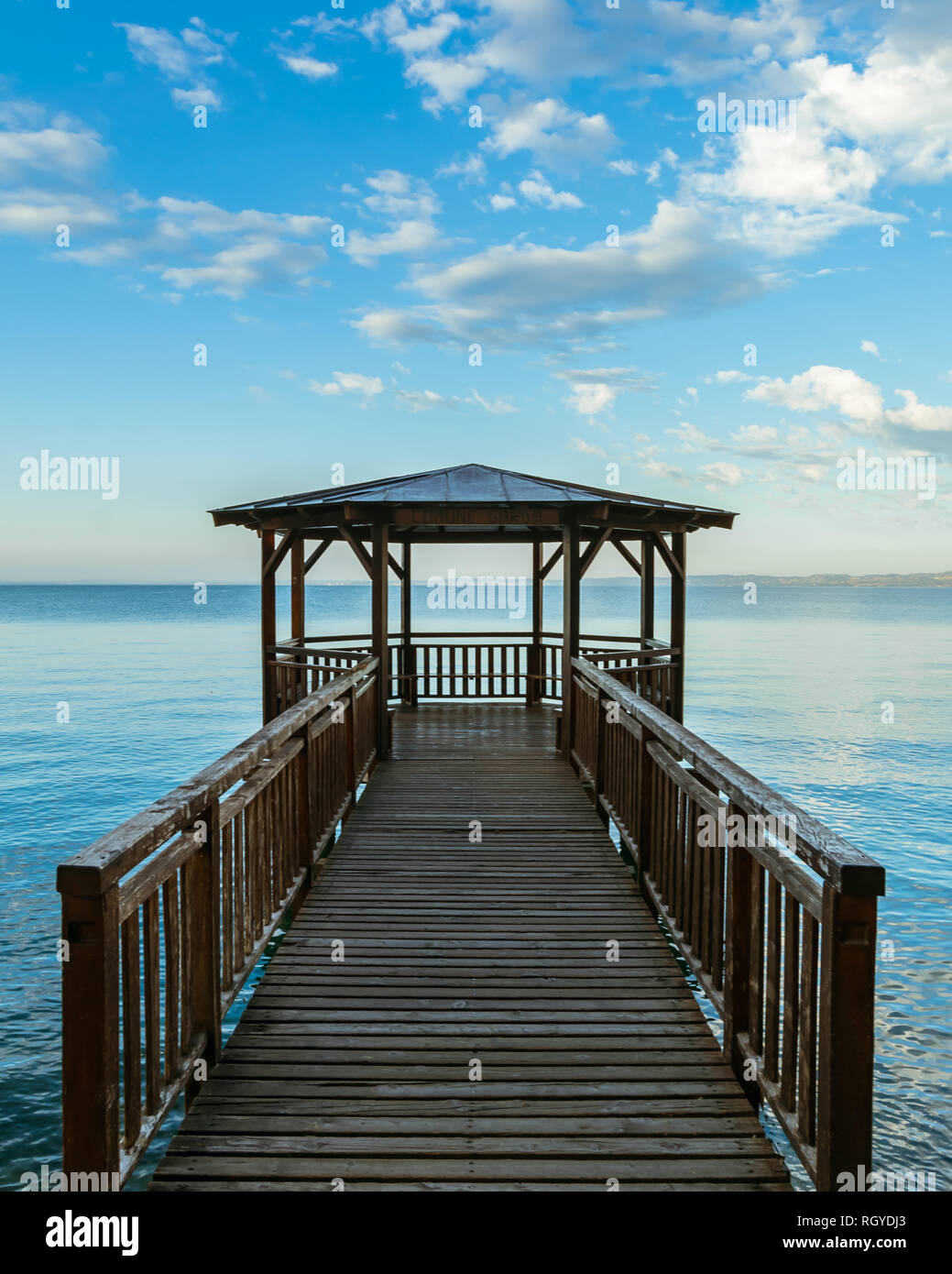 Il molo di vuoto a Garda su un cielo blu giorno caldo in Italia Foto Stock