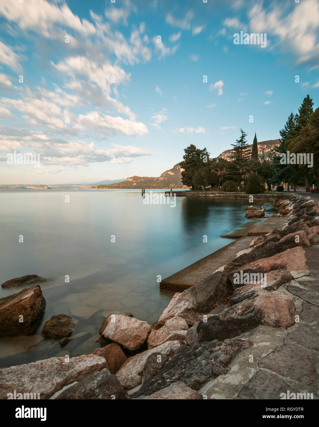 Uno sguardo sulla costa del lago di Garda da Garda in una calda giornata estiva Foto Stock