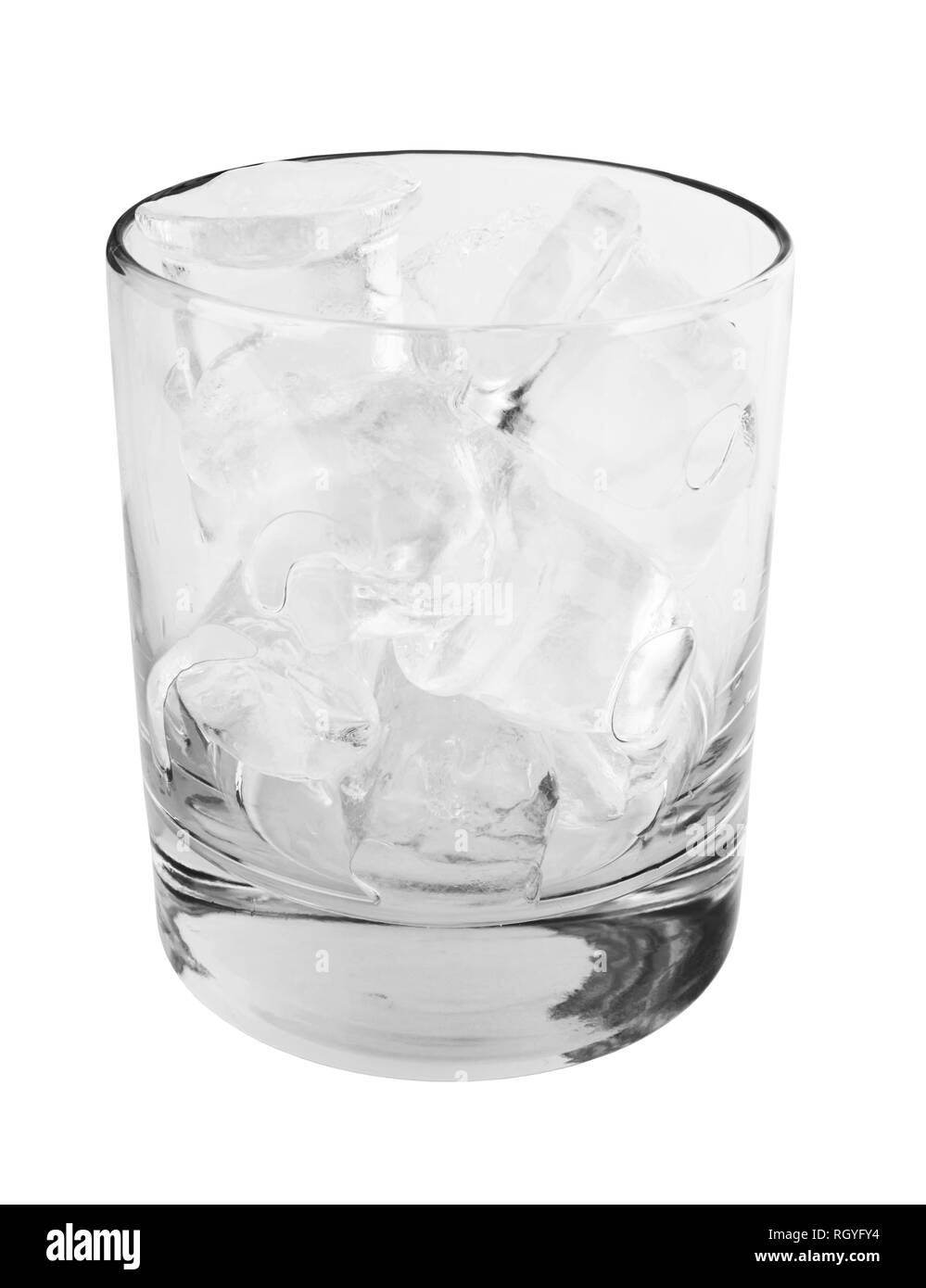 Vetro con cubetti di ghiaccio isolato su sfondo bianco Foto Stock