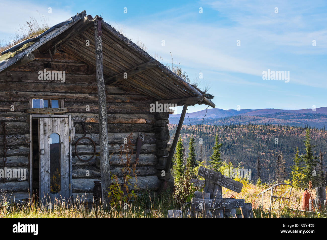 Vecchie cabine a la città fantasma di confine, Alaska sulla sommità del mondo autostrada, STATI UNITI D'AMERICA. Foto Stock