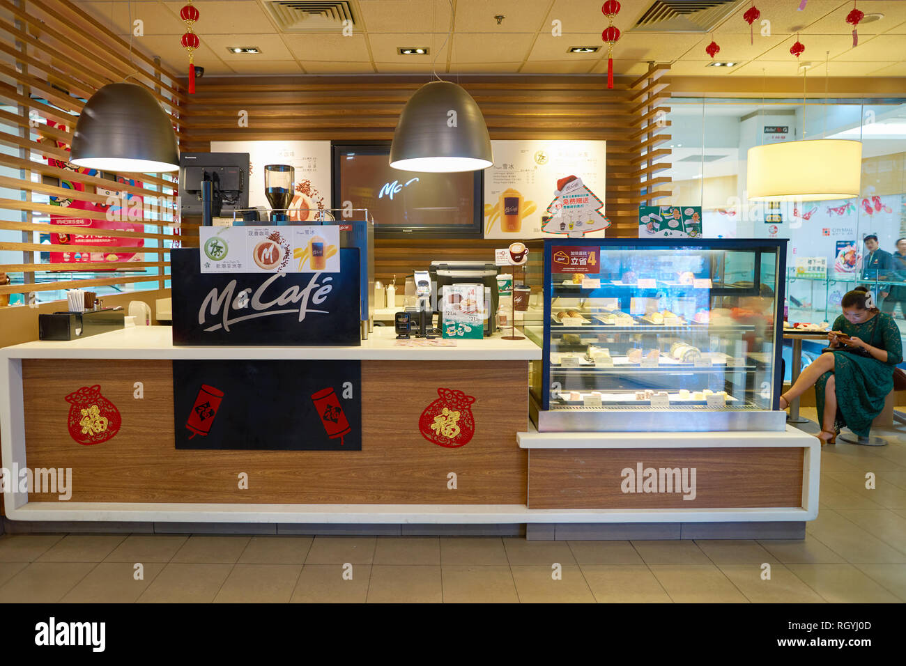 SHENZHEN, Cina - circa gennaio, 2017: all'interno McCafe in Shenzhen. McCafe è un caffè-stile di casa di cibi e bevande, catena di proprietà di McDonald's. Foto Stock
