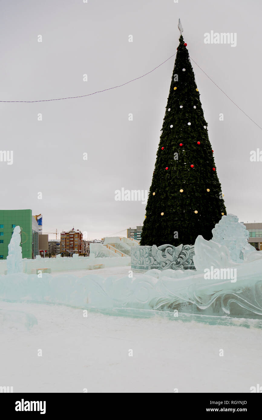 Le figure tagliate dal ghiaccio intorno l'albero di Natale Foto Stock