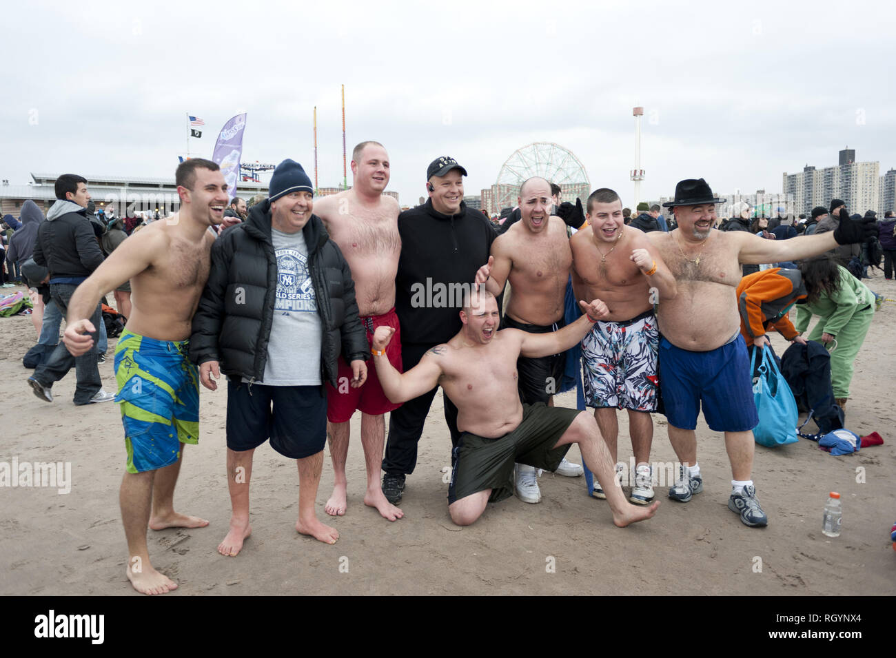Annuale di Polar Bear Club Capodanno immergersi nell'Oceano Atlantico a Coney Island a Brooklyn, NY, Gen1, 2013. Una stima di 2.000 buontemponi e nuotatore Foto Stock