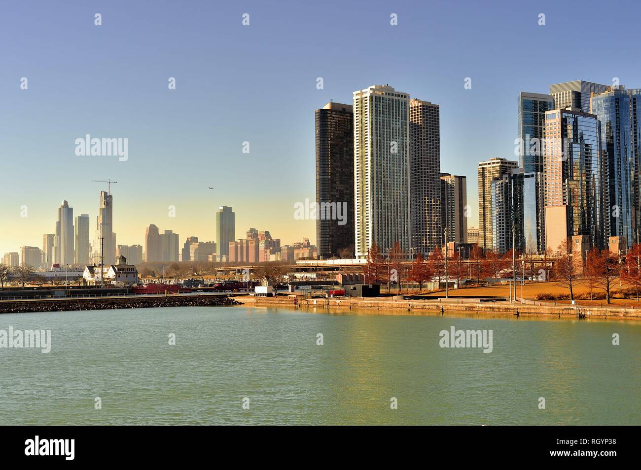 Chicago, Illinois, Stati Uniti d'America. Porzioni di espansione sullo skyline di Chicago visto dal Navy Pier rivelano soprattutto grattacieli residenziali, Foto Stock