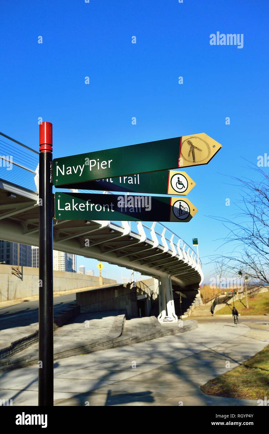 Chicago, Illinois, Stati Uniti d'America. Segnaletica direzionale lungo la città del Sentiero Lungolago in Jane Addams Memorial Park vicino a Navy Pier. Foto Stock