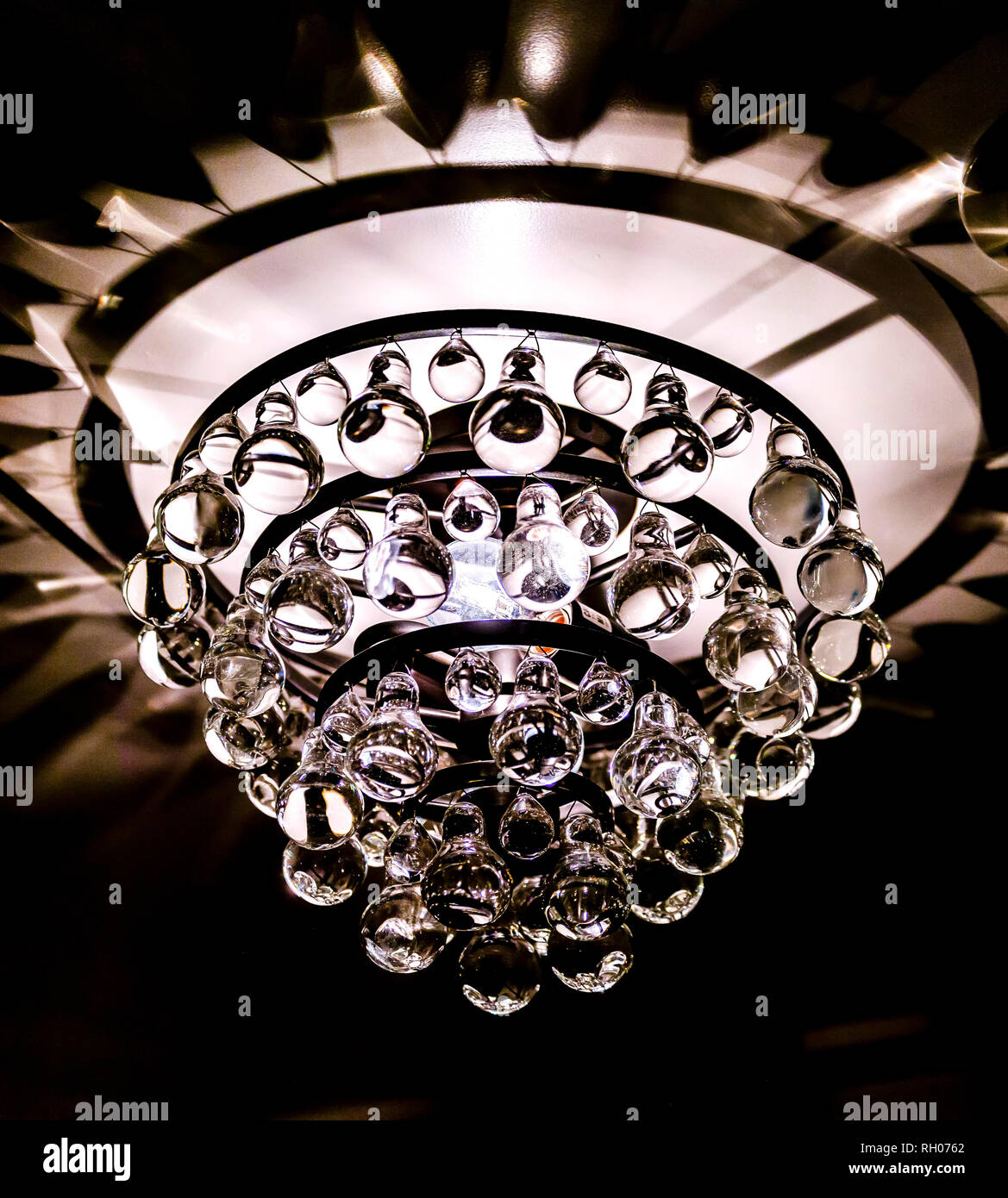 Un soffitto decorativo luce con le bolle di vetro Foto Stock