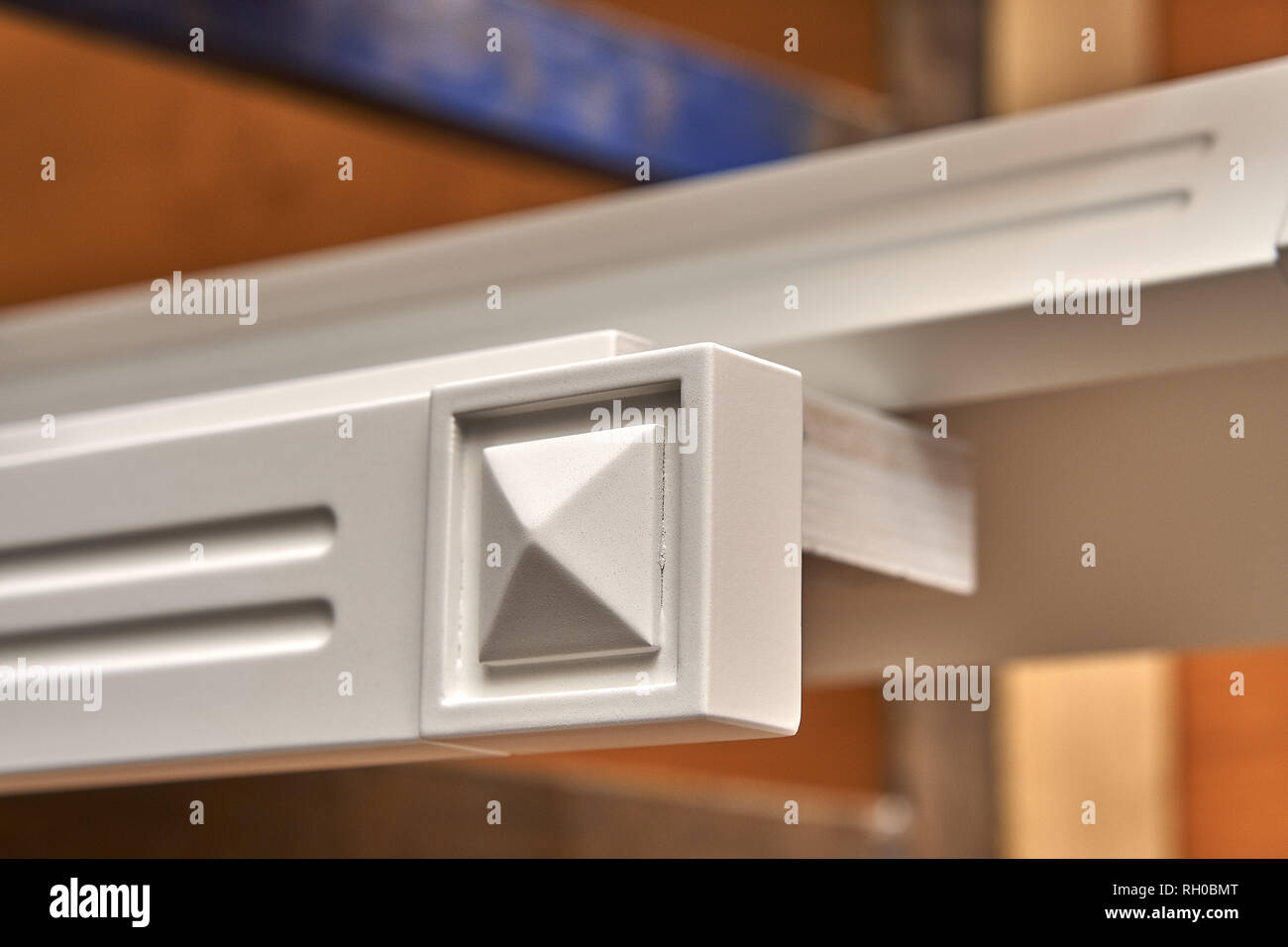 Mobile con elemento decorativo bianco. Processo di produzione di mobili in legno Foto Stock