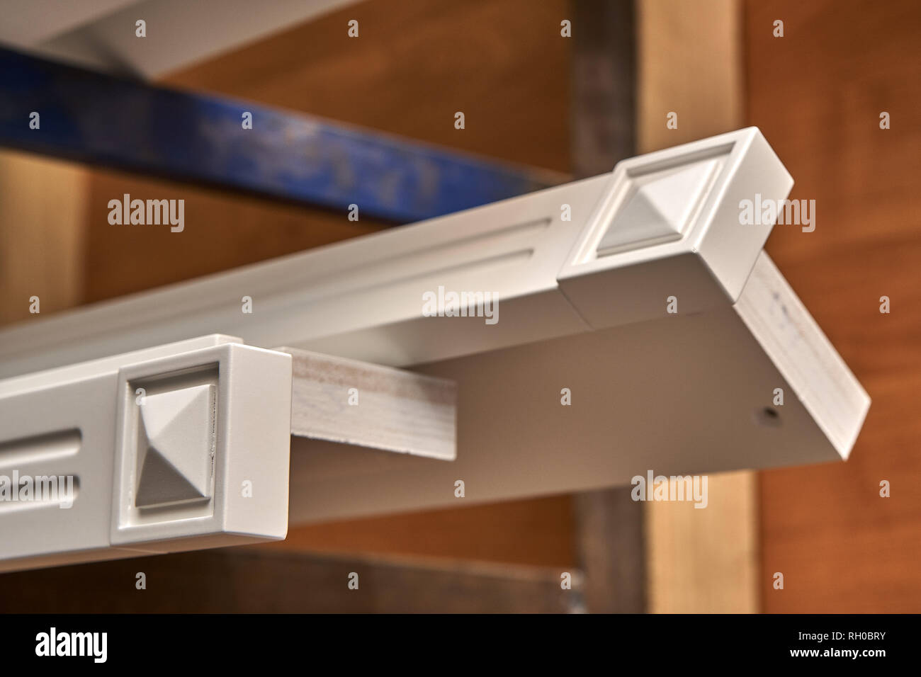 Mobile con elemento decorativo bianco. Processo di produzione di mobili in legno Foto Stock