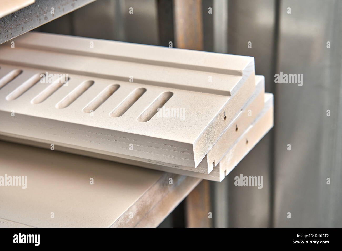 Mobile con elemento decorativo bianco. Processo di produzione di mobili in legno Foto Stock