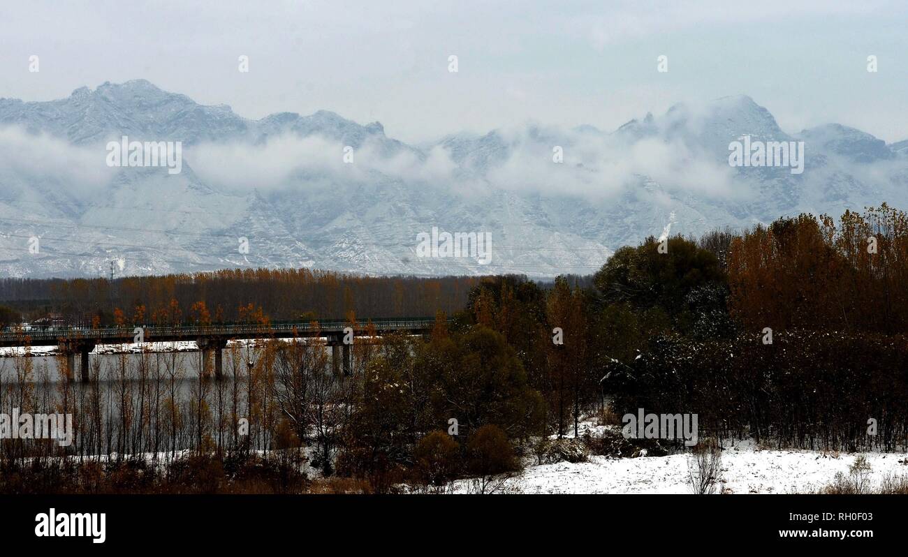 (190131) -- PECHINO, Gennaio 31, 2019 (Xinhua) -- Foto scattata il 9 novembre 6, 2015 mostra la vista invernale nel distretto di Yanqing di Pechino, capitale della Cina. (Xinhua/Li Xin) Foto Stock