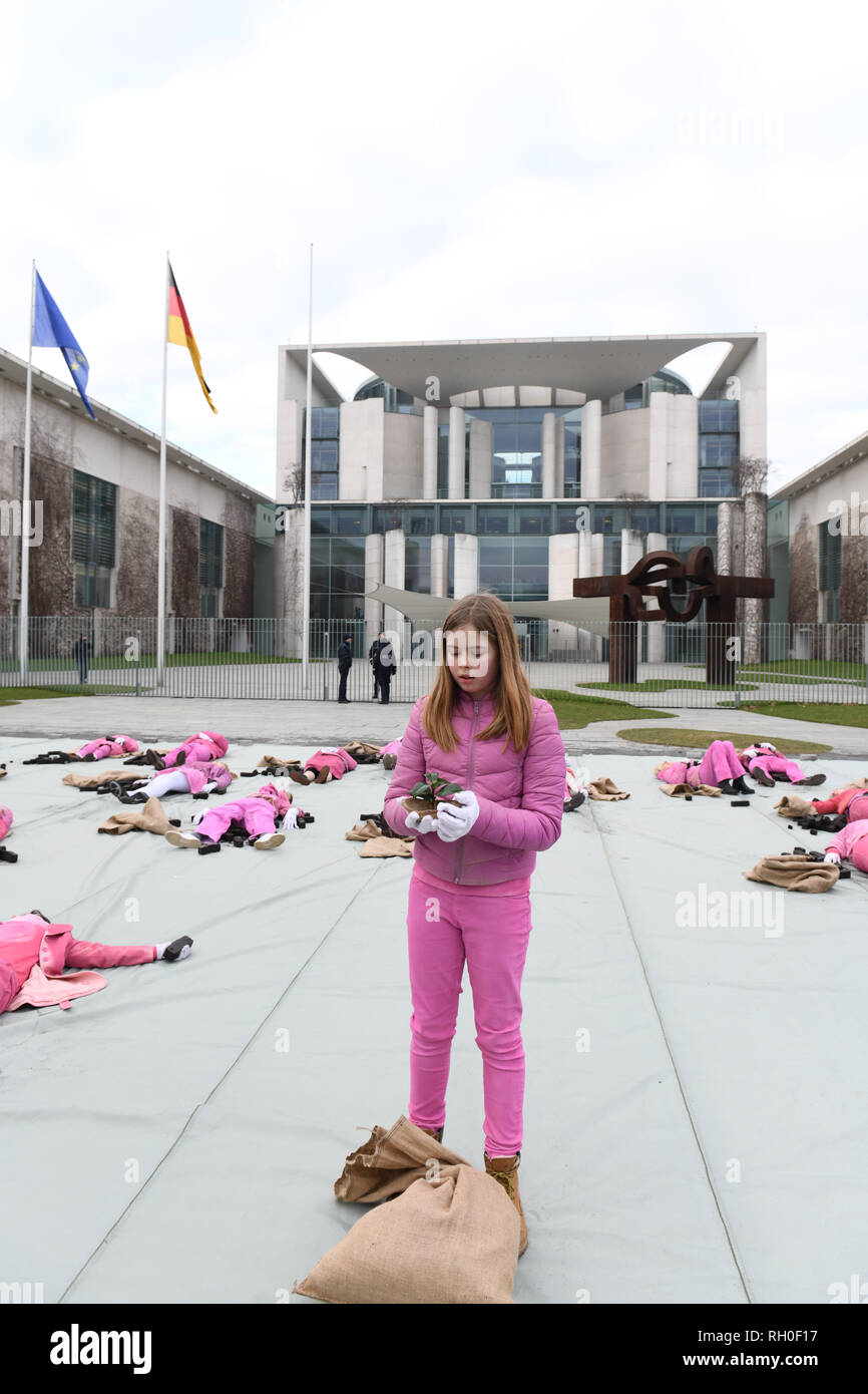 Berlino, Germania. 31 gennaio, 2019. I dimostranti eseguire presso la cancelleria federale durante un'azione dell'organizzazione ambientale Greenpeace. La ragione per cui l'azione è la presentazione dei risultati del carbone commissione stasera presso la sede del Cancelliere tedesco. Il attivisti ambientali richiedono un ritiro immediato dalle miniere di carbone. Credito: Annette Riedl/dpa/Alamy Live News Foto Stock