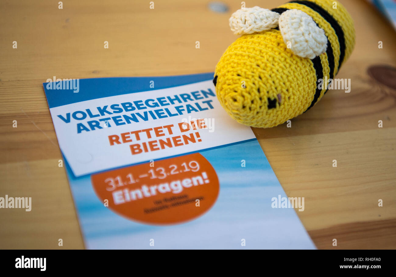 Il 31 gennaio 2019, il Land della Baviera, München: una lana bee si trova su un tavolo accanto a una brochure della petizione per un referendum durante il rally della petizione per un referendum 'Salva le api". Foto: Lino Mirgeler/dpa Foto Stock