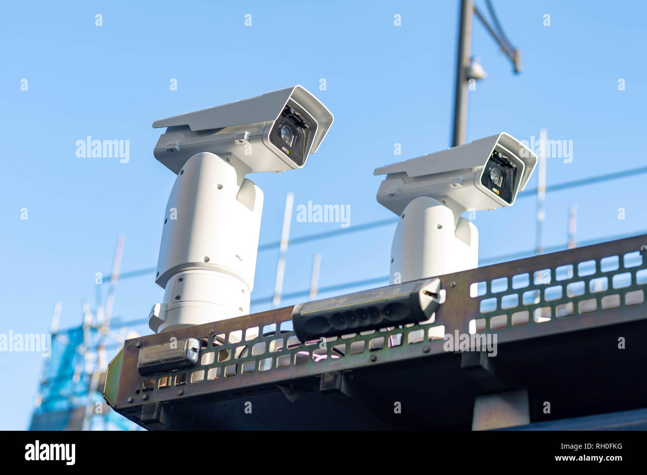 Romford, Essex, Regno Unito. Il 31 gennaio 2019 la Metropolitan Police live di prova della tecnologia di riconoscimento facciale al di fuori della stazione di Romford. Le telecamere di polizia scan i passanti e controllare il loro contro un 'watch list' in tempo reale consentendo loro di fermare qualsiasi voluto che le persone. Un piccolo numero di manifestanti contro il regime ha protestato al di fuori della stazione di Romford. Credito: Ian Davidson/Alamy Live News Foto Stock