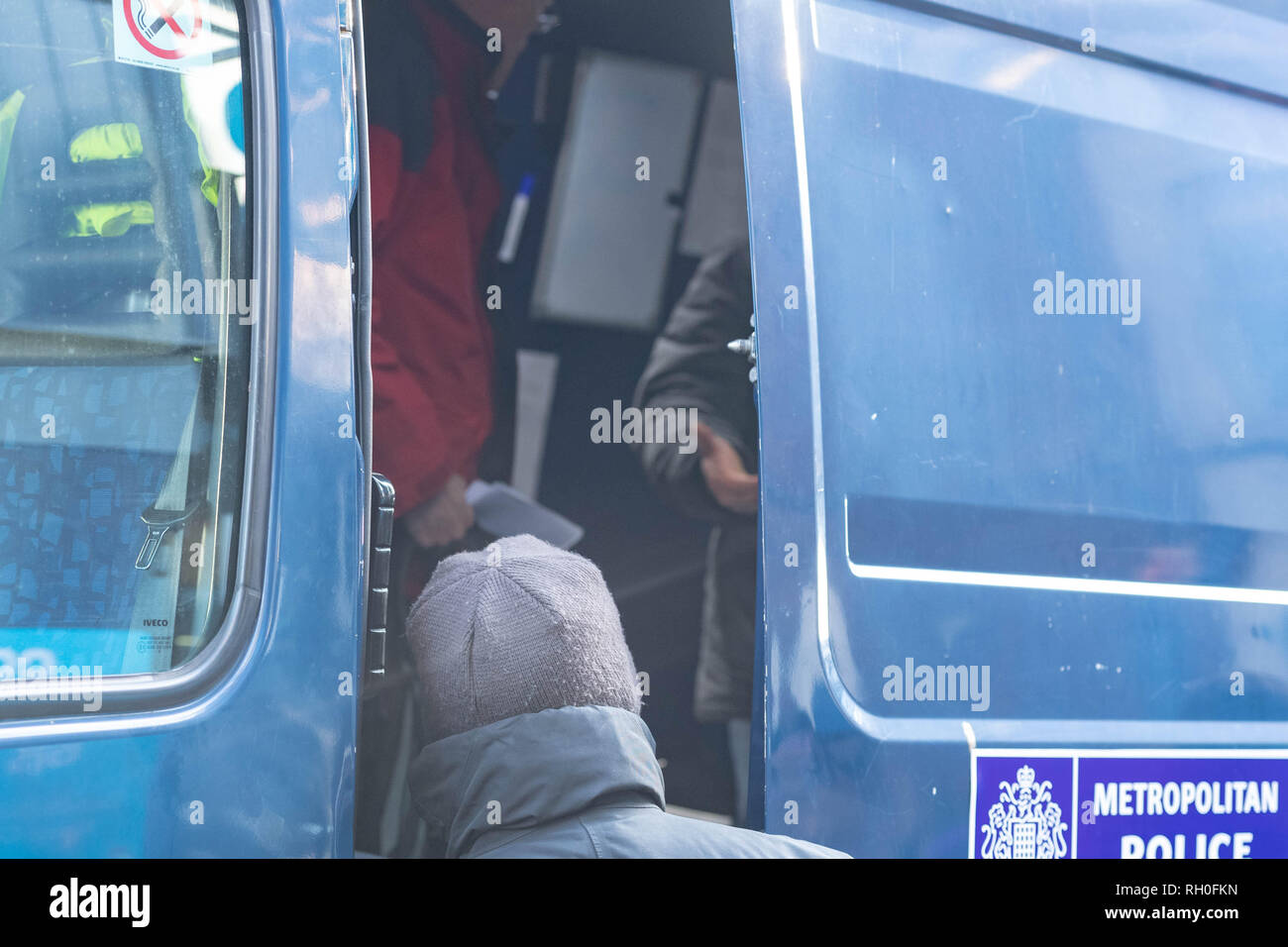 Romford, Essex, Regno Unito. Il 31 gennaio 2019 la Metropolitan Police live di prova della tecnologia di riconoscimento facciale al di fuori della stazione di Romford. Le telecamere di polizia scan i passanti e controllare il loro contro un 'watch list' in tempo reale consentendo loro di fermare qualsiasi voluto che le persone. Un piccolo numero di manifestanti contro il regime ha protestato al di fuori della stazione di Romford. Credito: Ian Davidson/Alamy Live News Foto Stock