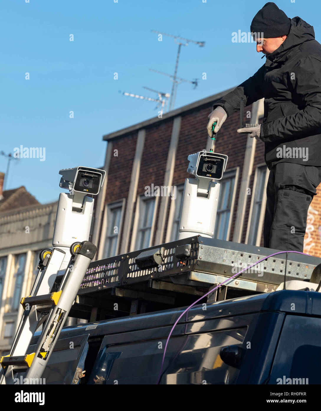 Romford, Essex, Regno Unito. Il 31 gennaio 2019 la Metropolitan Police live di prova della tecnologia di riconoscimento facciale al di fuori della stazione di Romford. Le telecamere di polizia scan i passanti e controllare il loro contro un 'watch list' in tempo reale consentendo loro di fermare qualsiasi voluto che le persone. Un piccolo numero di manifestanti contro il regime ha protestato al di fuori della stazione di Romford. Credito: Ian Davidson/Alamy Live News Foto Stock