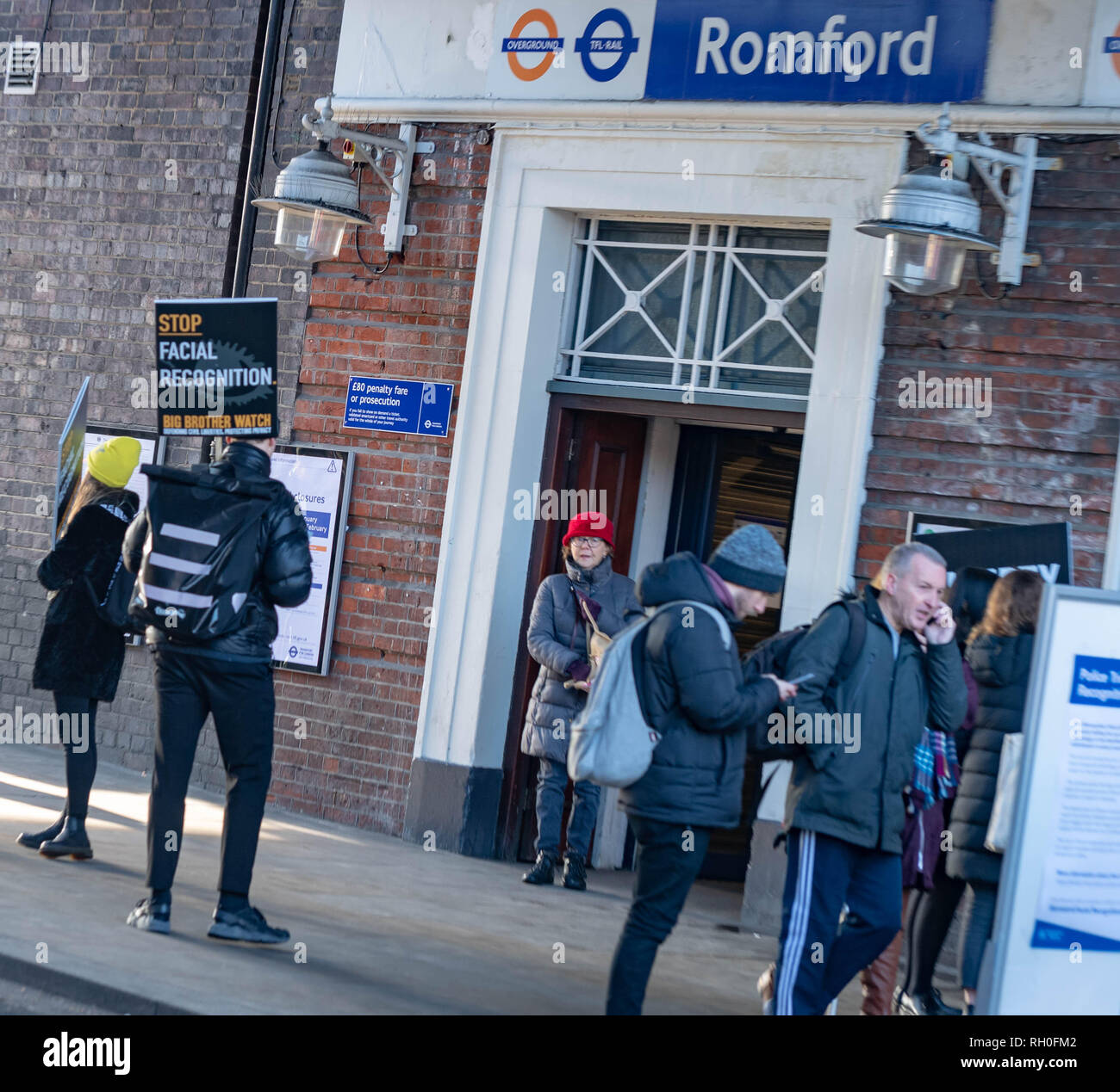 Romford, Essex, Regno Unito. Il 31 gennaio 2019 la Metropolitan Police live di prova della tecnologia di riconoscimento facciale al di fuori della stazione di Romford. Le telecamere di polizia scan i passanti e controllare il loro contro un 'watch list' in tempo reale consentendo loro di fermare qualsiasi voluto che le persone. Un piccolo numero di manifestanti contro il regime ha protestato al di fuori della stazione di Romford. Credito: Ian Davidson/Alamy Live News Foto Stock