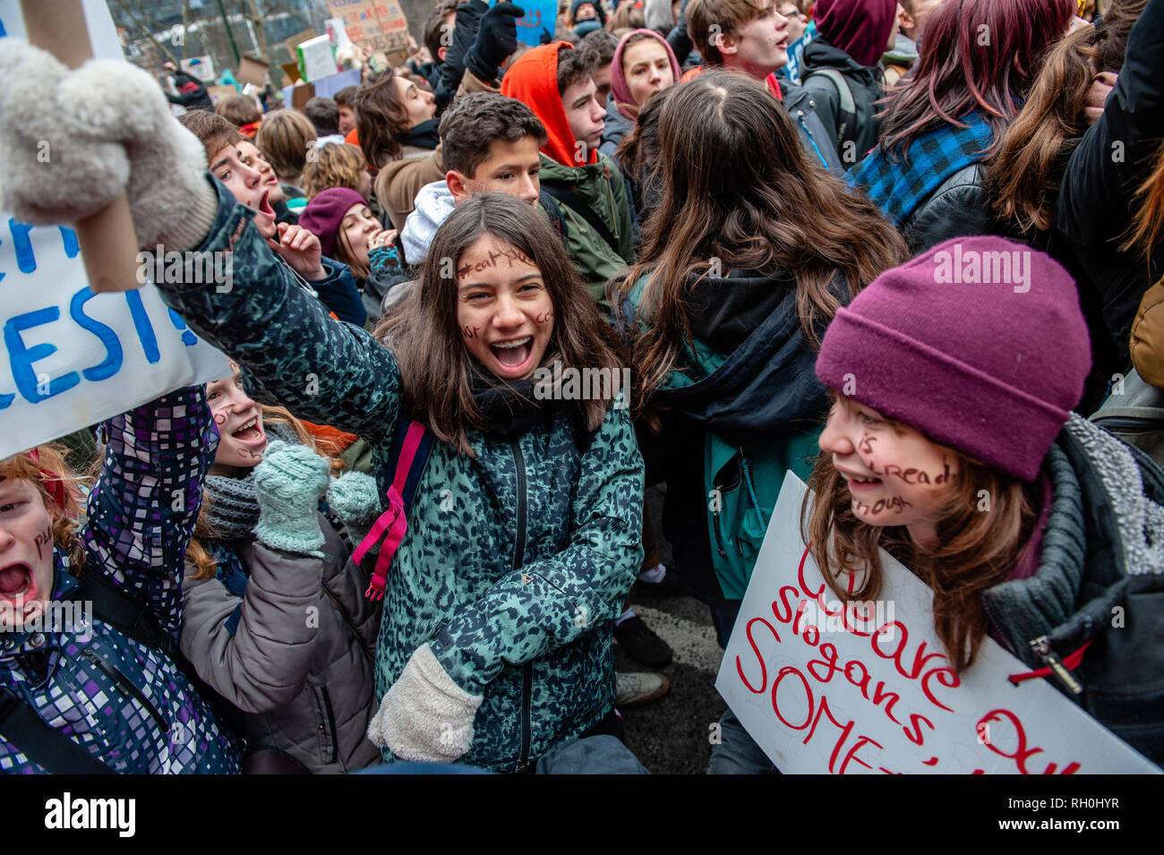 Bruxelles, Brabant, Belgio. 31 gennaio, 2019. Studenti belgi sono visti gridando slogan durante la dimostrazione.Per il quarto giovedì consecutivi, migliaia di studenti belgi saltato la scuola per dimostrare per una migliore politica in materia di clima per le strade di Bruxelles. La protesta è stata organizzata da un diciassettenne Anuna De Wever, uno studente che intende dimostrare per la politica in materia di clima e contro il lassismo della politica ambientale dei politici. Credito: Ana Fernandez/SOPA Immagini/ZUMA filo/Alamy Live News Foto Stock