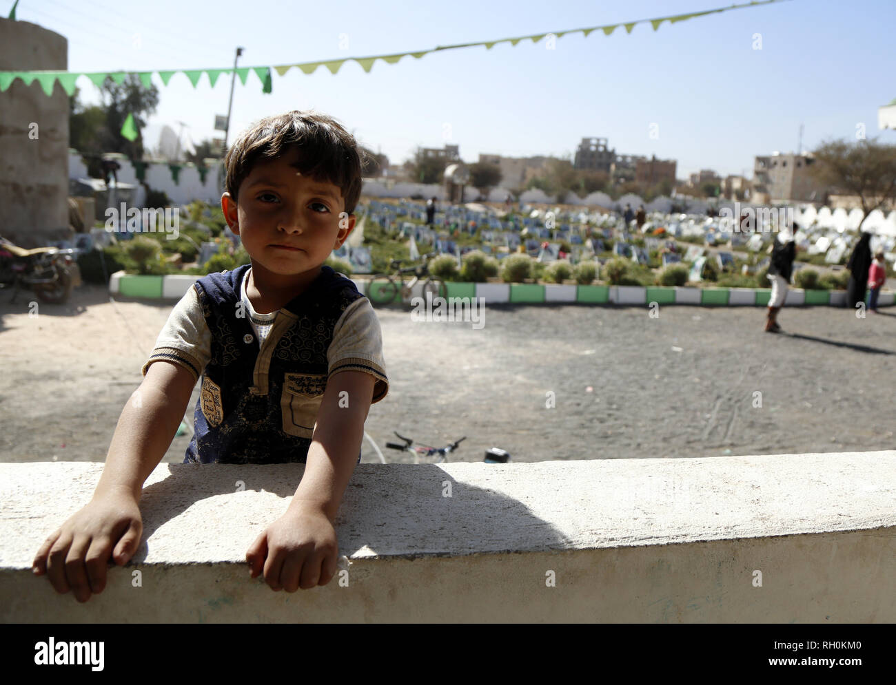 (190201) -- SANAA, 1 febbraio 2019 (Xinhua) -- un bambino si erge in un cimitero in Sanaa, Yemen, a gennaio 31, 2019. Il Fondo delle Nazioni Unite per l'Infanzia (UNICEF) è in cerca di 3,9 miliardi di dollari per aiutare 41 milioni di bambini che hanno bisogno di aiuti umanitari in 59 paesi, un portavoce delle Nazioni Unite ha detto martedì. Più di 34 milioni di bambini che vivono attraverso il conflitto e la sola emergenza include 6,6 milioni di bambini in Yemen, 5,5 milioni di bambini in Siria e 4 milioni di bambini nella Repubblica democratica del Congo (RDC), UNICEF detto. (Xinhua/Mohammed Mohammed) Foto Stock