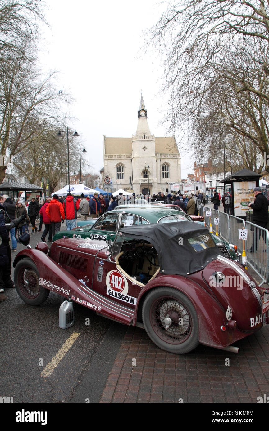 Banbury, Oxfordshire, Regno Unito. Il 31 gennaio, 2019. Driver J Lomas con M ciccioli Co pilota in un 1936 Riley Sprite con Banbury Town Hall in background Credito: MELVIN VERDE/Alamy Live News Foto Stock