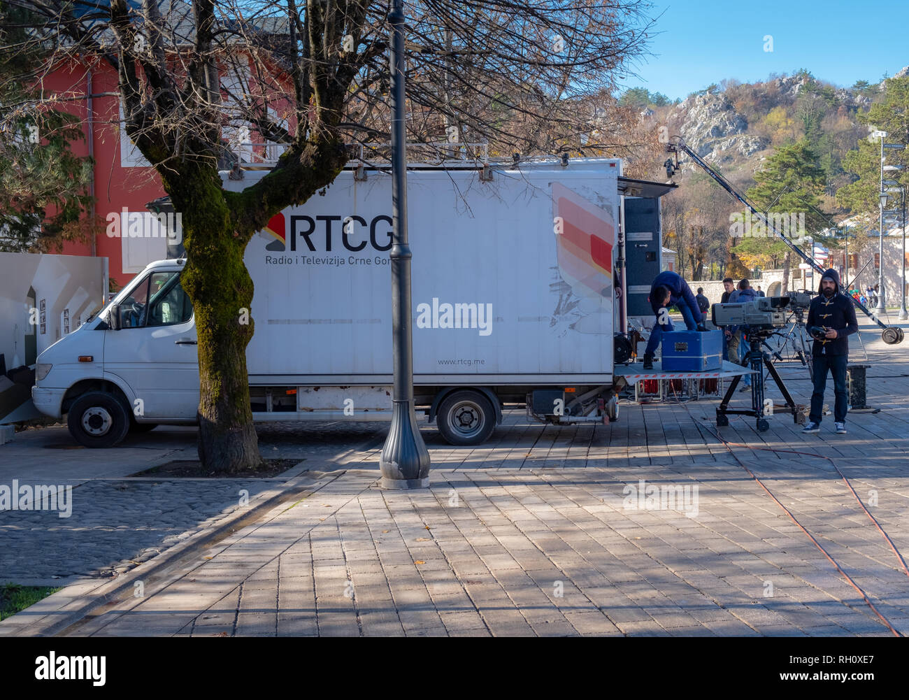 Carrello e troupe dalla Radio ho televizija Crne Gora (radio e televisione Montenegro) impaccamento fino dopo la ripresa mattina mostra sulla posizione Foto Stock