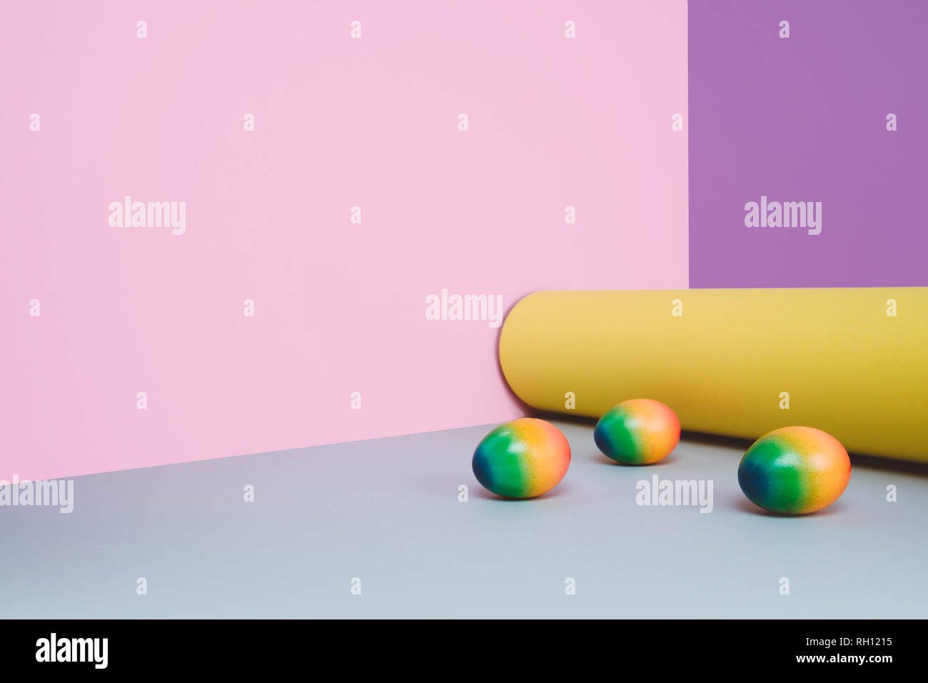 Uova dipinte su sfondo color pastello. Foto Stock