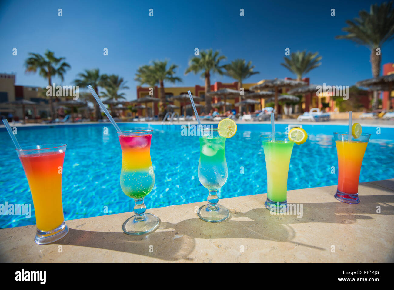 Cinque cocktail bevande da un tropical hotel resort piscina in estate Foto Stock