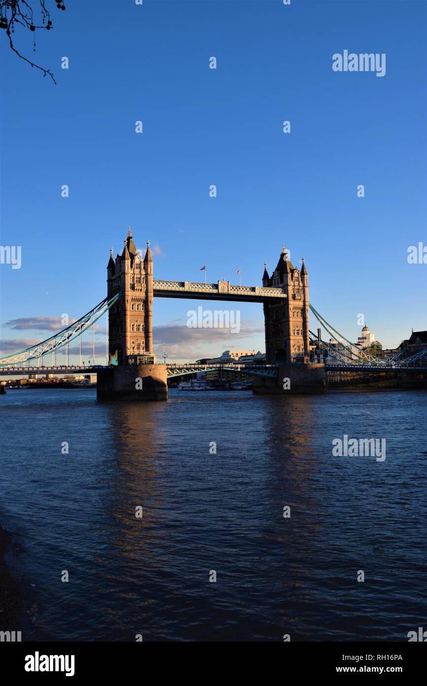 Il Tower Bridge di Londra di cielo blu chiaro Foto Stock