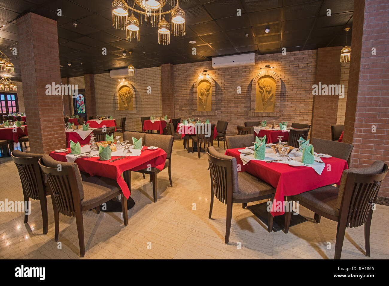 Il design degli interni di un lussuoso hotel resort ristorante asiatico area da pranzo con decorazioni Foto Stock