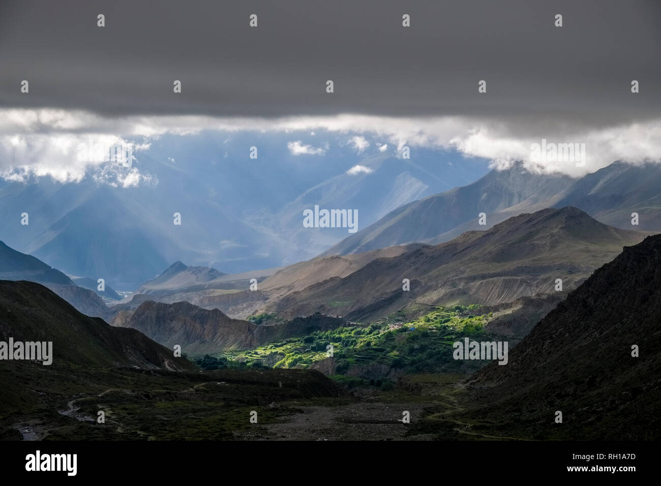 Visualizza in basso sui dintorni agricoli di Muktinath e la Kali Gandaki valley dalla salita al valico Thorong La Foto Stock