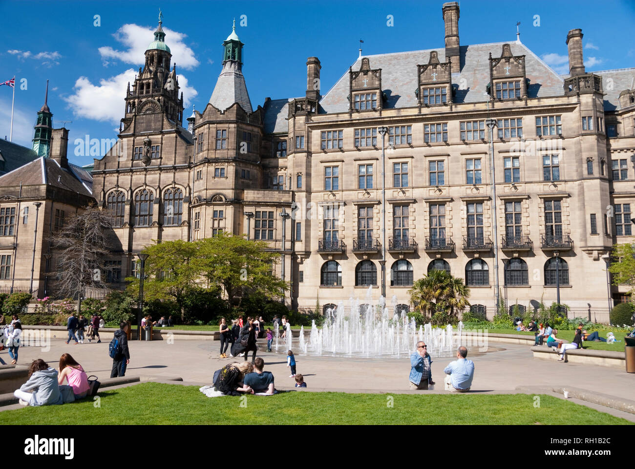 Sheffield, Regno Unito - 26 Aprile 2015: Famiglie godere della tranquillità e della funzionalità di acqua e fontane nel giardino di pace sui giorni di sole primaverili, Sheffie Foto Stock