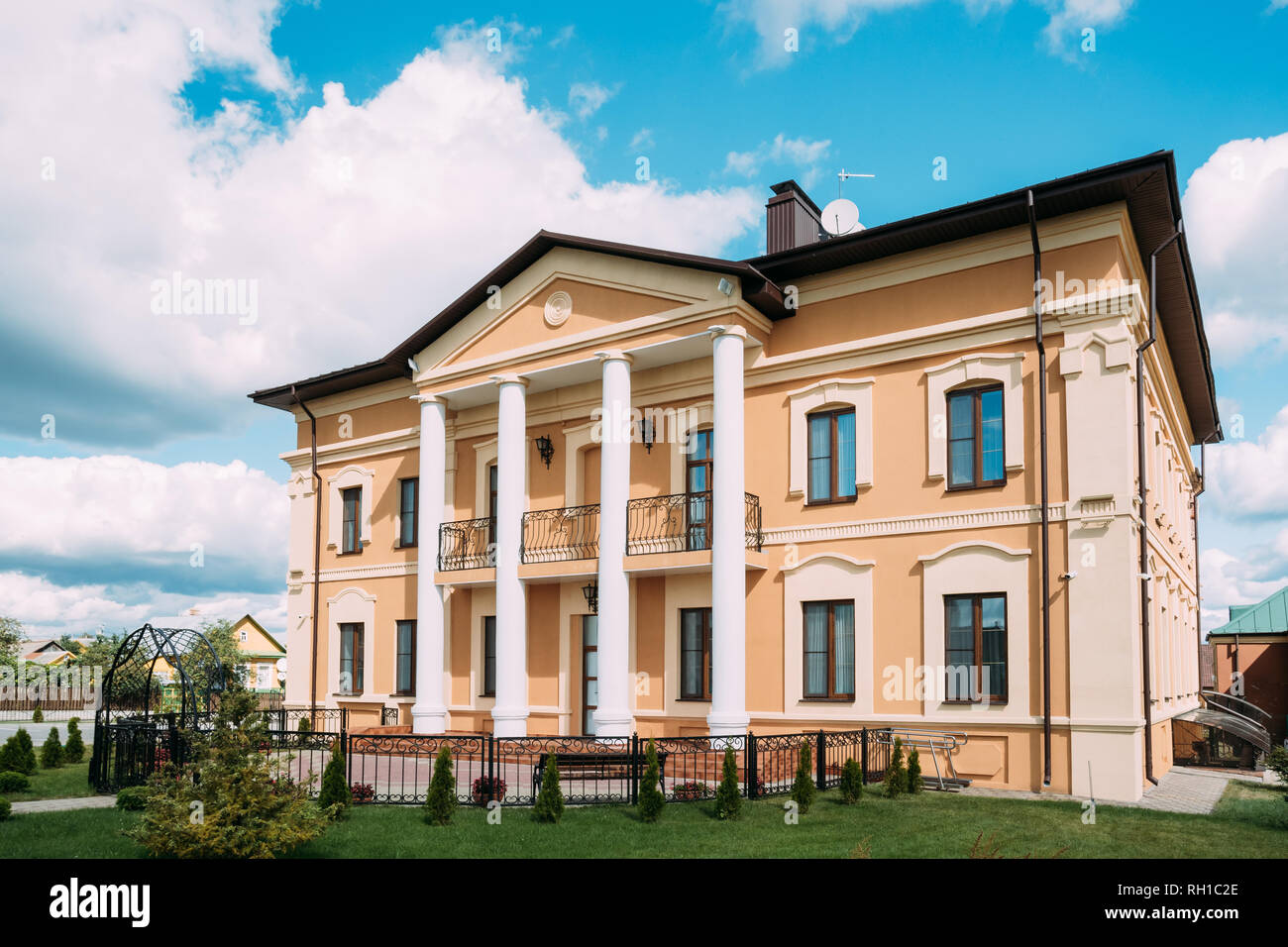 Mir, Bielorussia. Costruzione di ex sinagoga principale sotto il Cielo di estate blu. Foto Stock