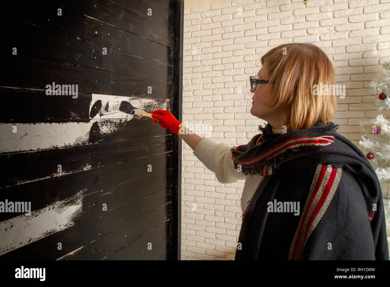 Donna vernici lo sfondo Foto Stock