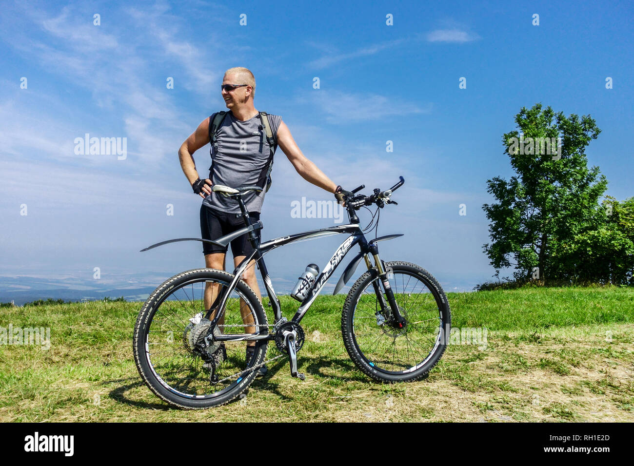 Un uomo è in attesa per gli amici in cima ad una collina, il bianco Carpazi della Repubblica ceca Foto Stock