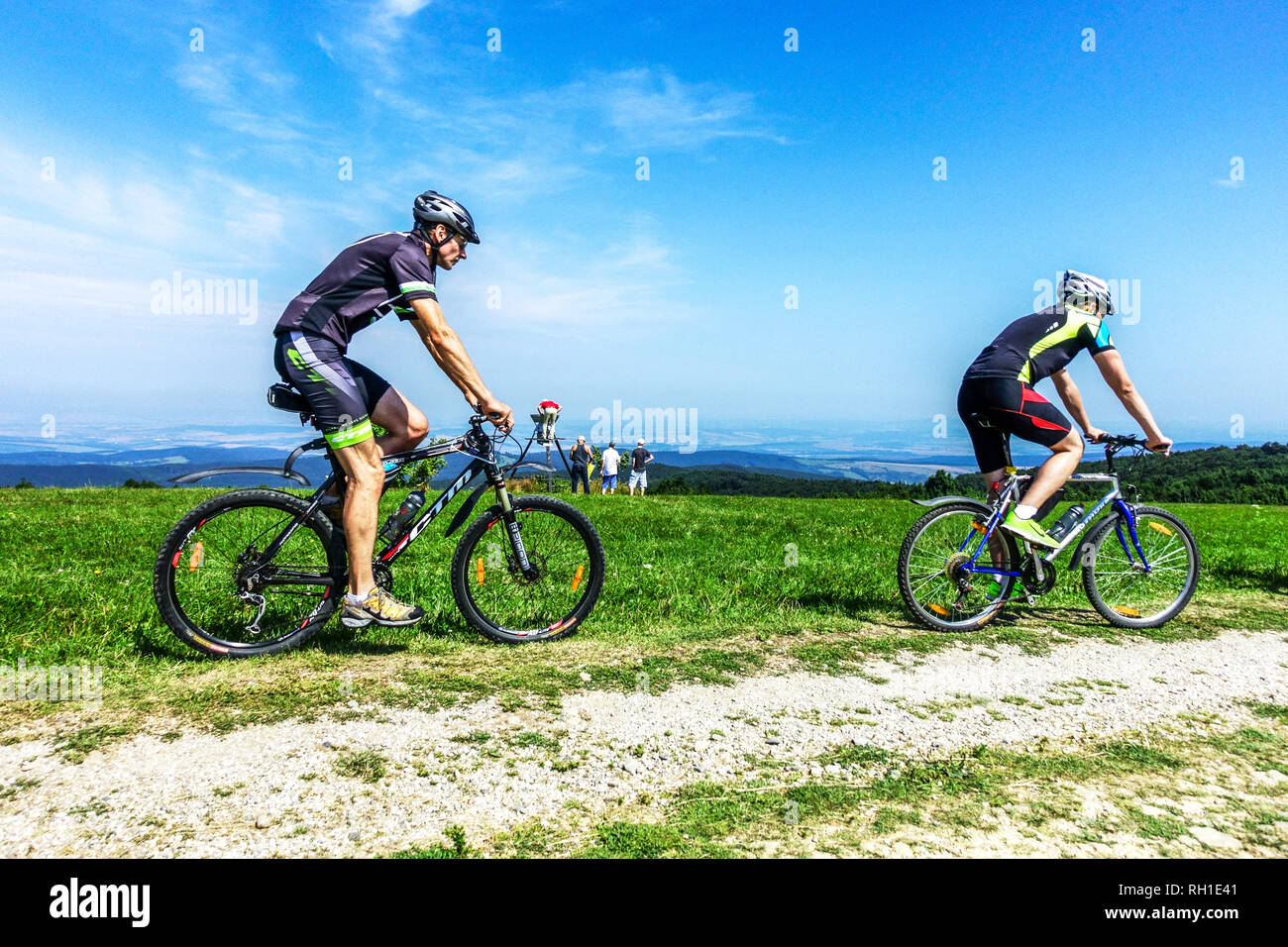 Ciclismo maschile in cima ai prati di montagna dei Carpazi bianchi al confine tra Repubblica Ceca e Slovacchia Foto Stock