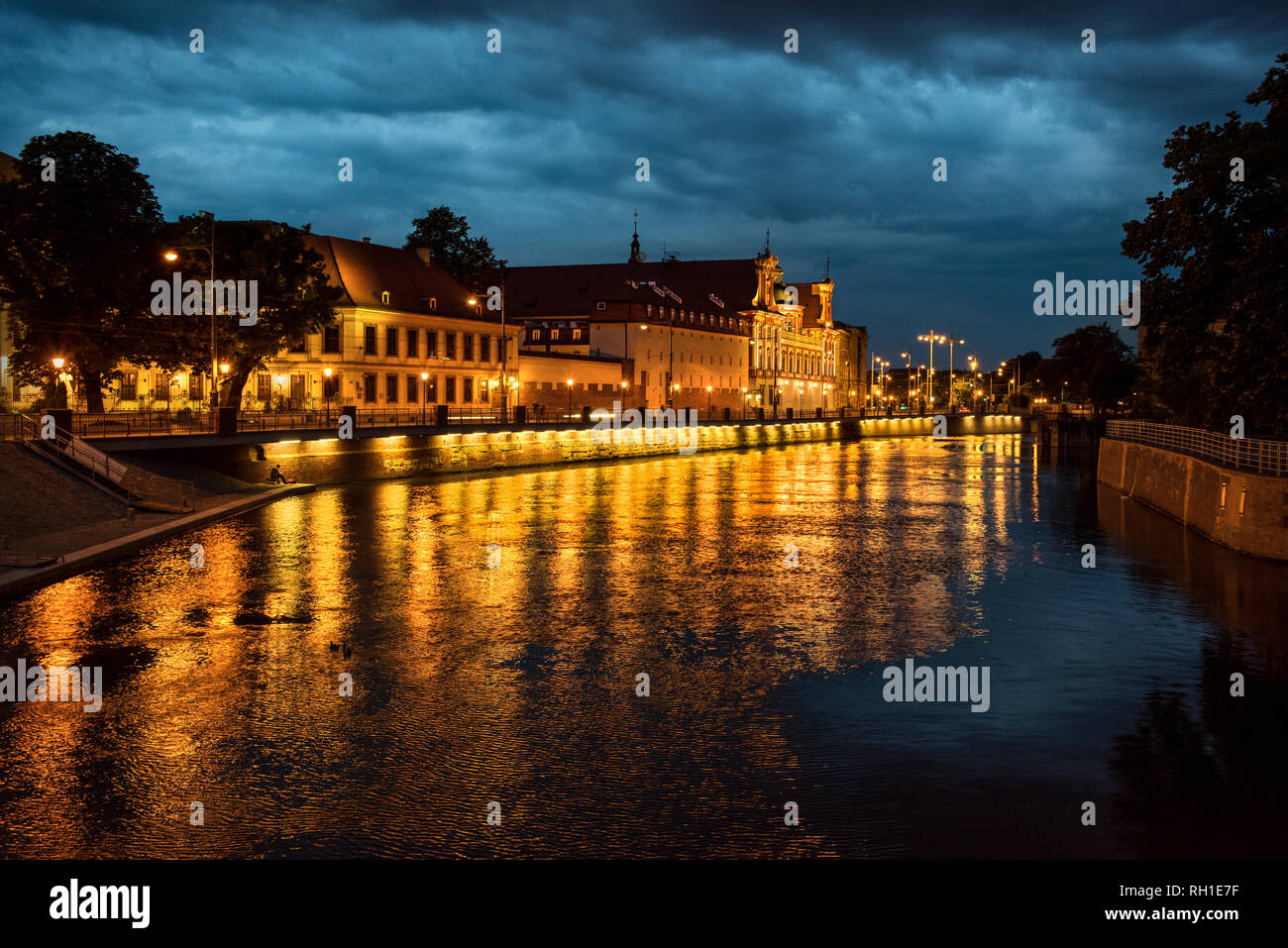 Vista notturna dal fiume Odra l'Università di Wroclaw in Polonia Foto Stock