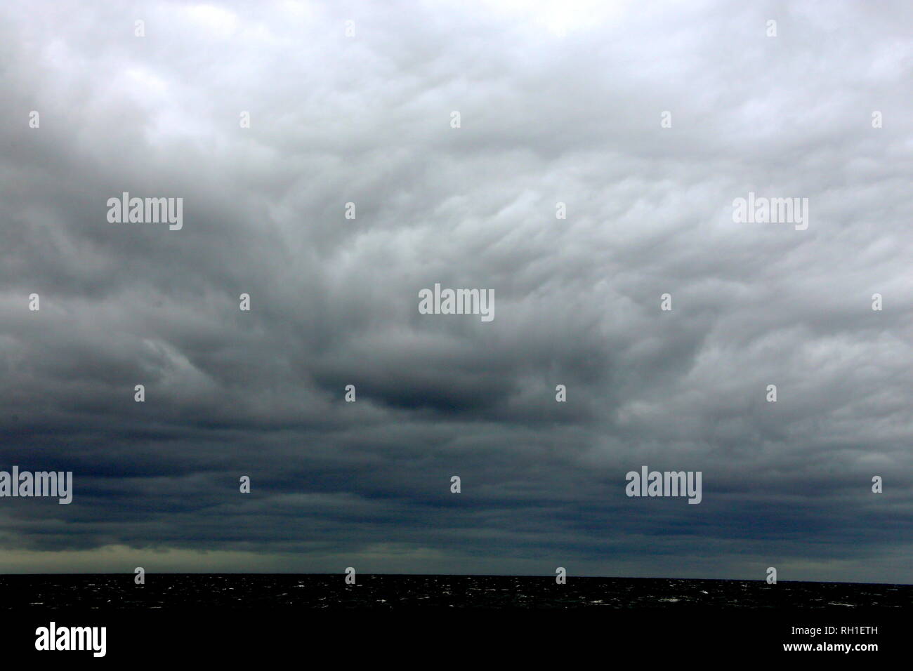50 tonalità di grigio Regen- und Sturmwolken über dem Nordmeer Foto Stock