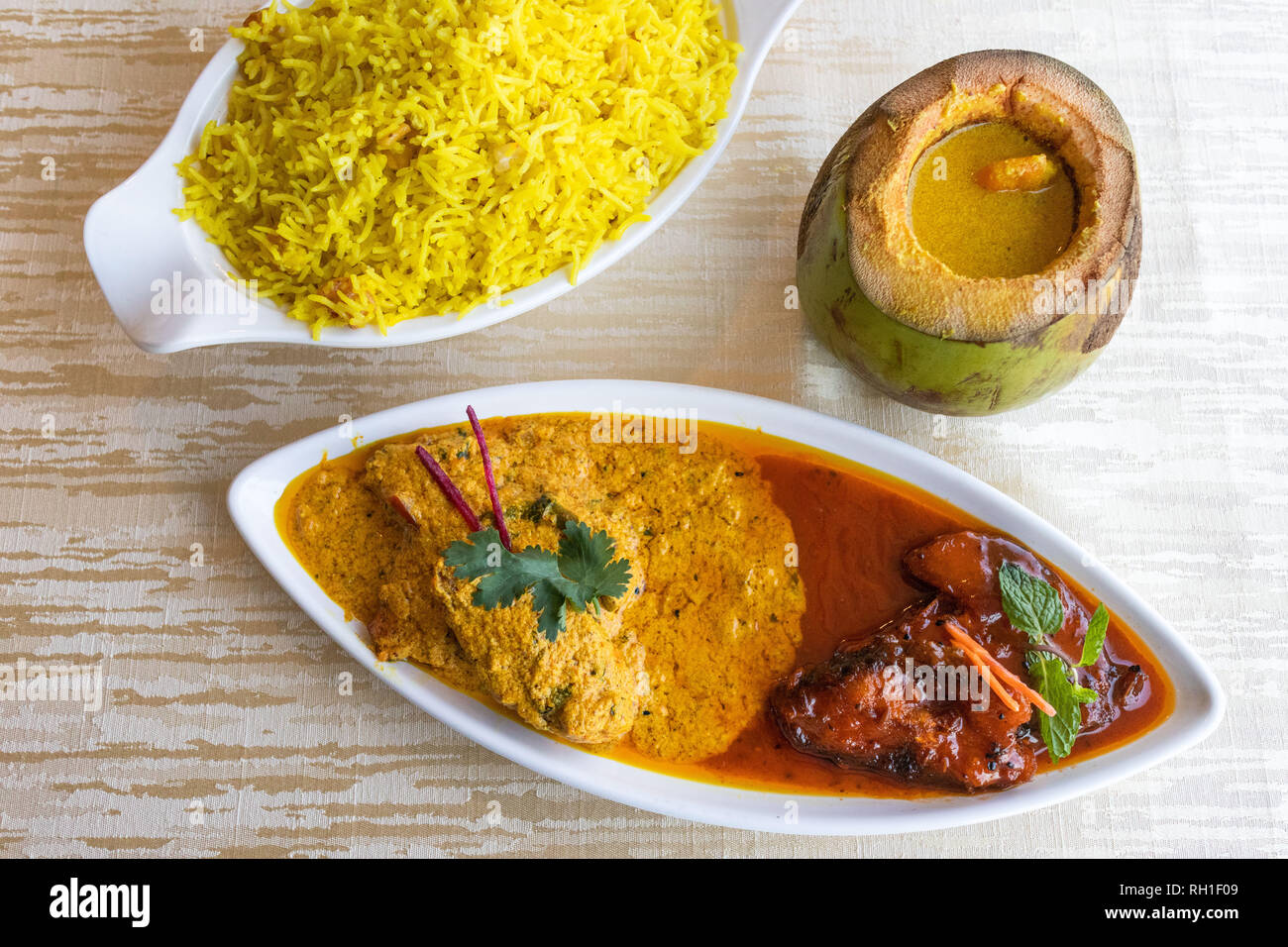 Katla Macher Jhal è un famoso bengali pesce al curry servita in due contrastanti sughi-uno dolcemente pungente e altri piccante e sapido Foto Stock