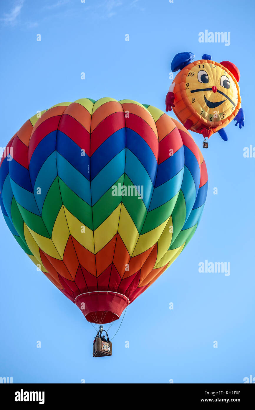" Il tempo vola' orologio in mongolfiera ad aria calda e tradizionale mongolfiera, Albuquerque International Balloon Fiesta di Albuquerque, Nuovo Messico USA Foto Stock