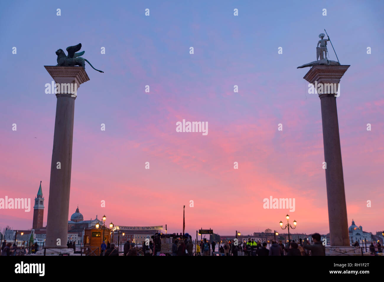 Colonne di San Marco e la Colonna di San Teodoro a Piazza San Marco al tramonto, Venezia, Italia Foto Stock