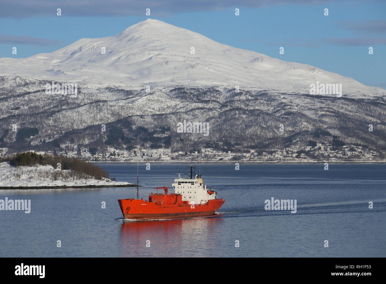 Der Frachter 'Cemstar' vor einem Berg bei Finnsnes Foto Stock