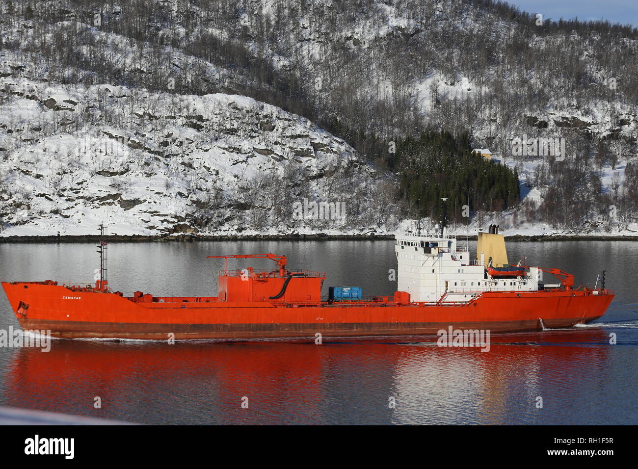 Der Frachter 'MS Cemstar' Tromsö-Fjord im Foto Stock