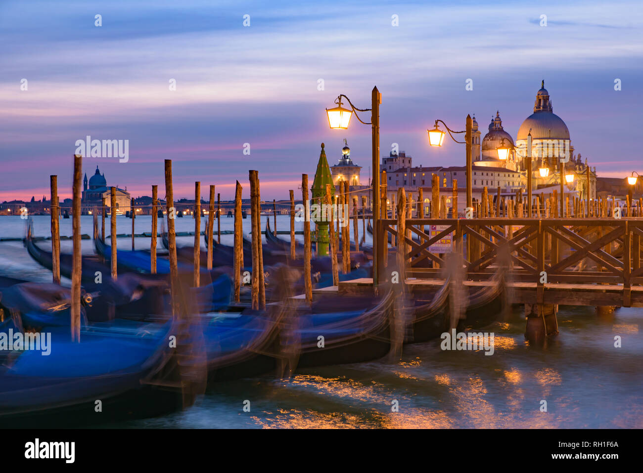 Basilica di Santa Maria della Salute e delle gondole sul mare all'alba / tramonto, Venezia, Italia Foto Stock