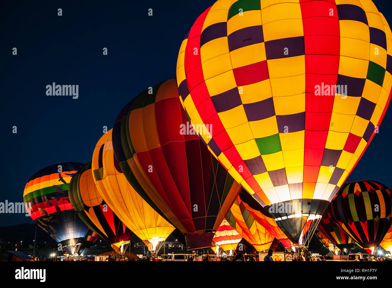 I palloni ad aria calda durante il balloon Glow, Albuquerque International Balloon Fiesta di Albuquerque, Nuovo Messico USA Foto Stock