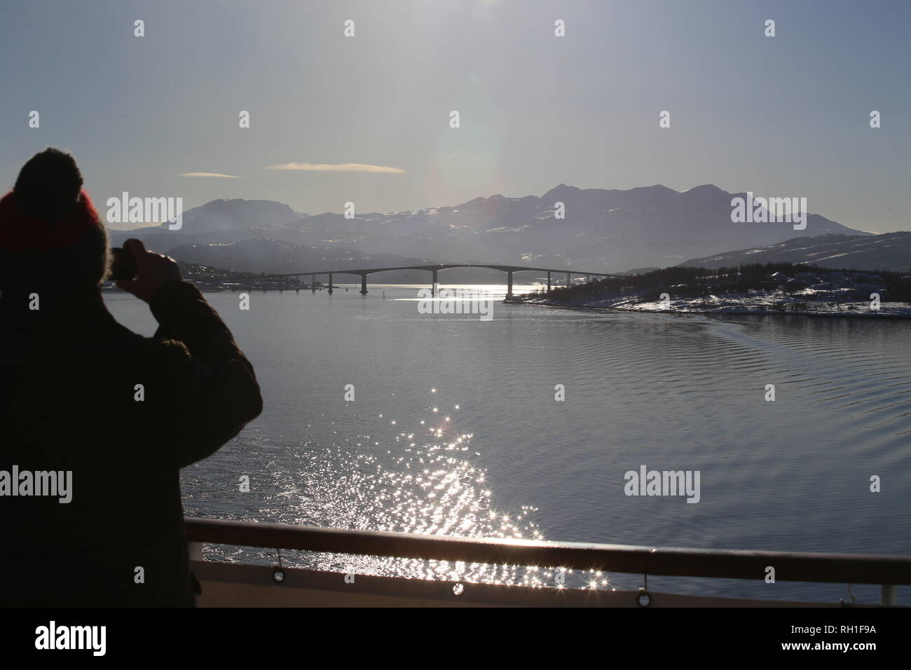 Auf der Fahrt nach Tromsö betrachtet ein Kreuzfahrtpassagier die Gisund-Brücke über den Gisund-Fjord Foto Stock