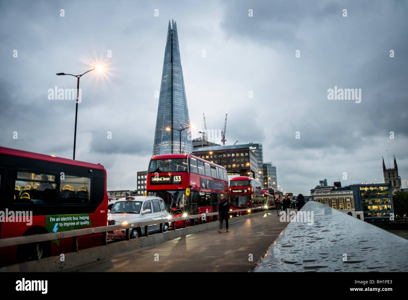 Vista del Shard dal London Bridge Foto Stock