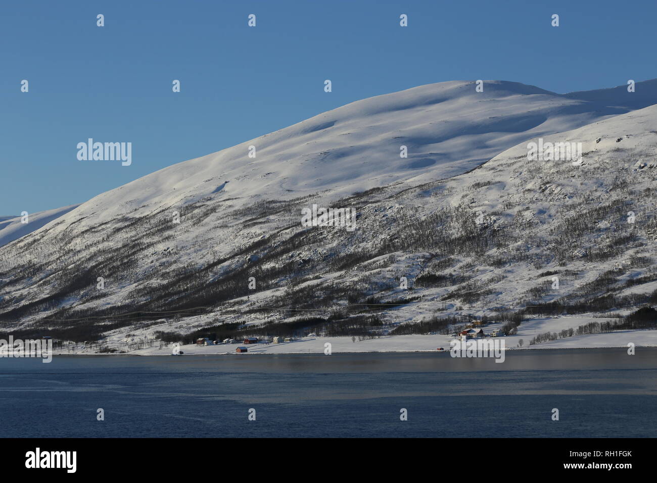 Von attaccapanni nach Tromsö - winterlich verschneite Berge an der Westküste Norwegens Foto Stock