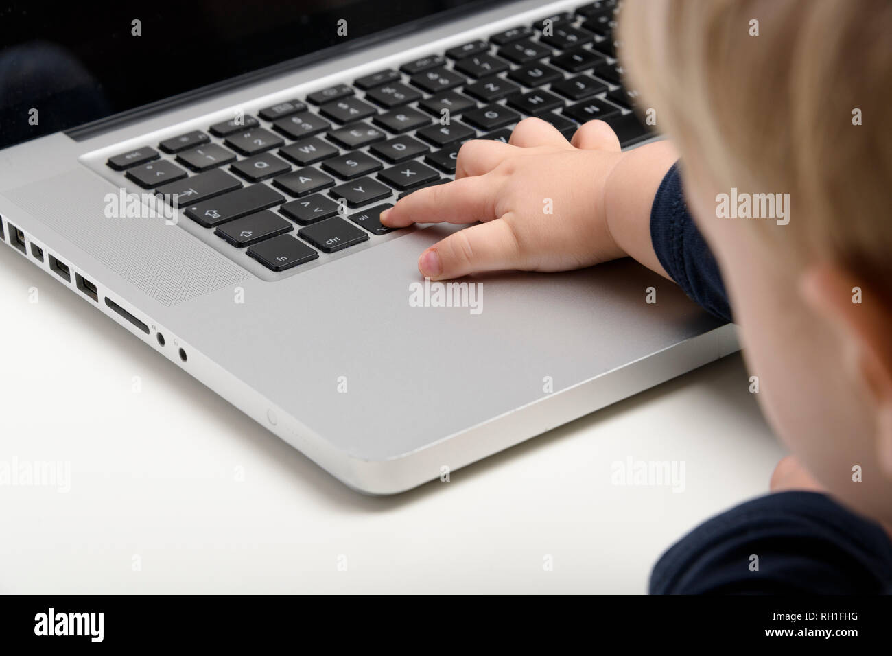 Un genitore e un bambino che interagiscono con un notebook, evidenziando l'uso della tecnologia e le esperienze di apprendimento precoce. Foto Stock